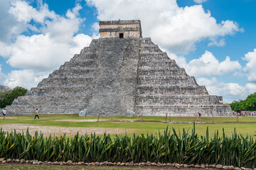 Wall Mural - Temple of Kukulcan in Chichen Itza