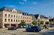 reichenbach, deutschland - stadtpanorama mit sanierter häuserzeile