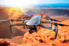 Dron Con Cámara Profesional  Sobrevolando Paisaje De Montaña Y Grabando Vídeos E Imágenes De Alta Calidad. Concepto De Tecnología