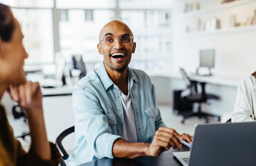 Poster - Male designer man having a discussion with his team in an office