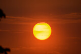 Fototapeta Sawanna - Zachodzące słońce, widoczne plamy na słońcu 