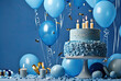 tarta y globos en tonos azulados fondo con bokeh azul, con velas de cumpleaños encendidas, sobre fondo azul