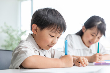 Wall Mural - 笑顔で勉強する子ども　child studying hard