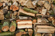 Drewno opałowe w kawałkach poukładane na stosie