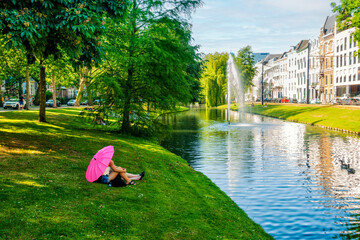 Canvas Print - Mittagspause in einem Park in Rotterdam