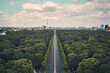 Panorama Aussicht von der Siegessäule am Großen Stern in Berlin auf die Straße des 17. Juni und den Tiergarten