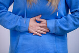 Fototapeta  - Ból brzucha, kobieta trzymająca się za brzuch