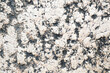 marmorierter verwitterter Steinboden aus hellen und dunklen Steinen