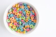 cereal dulce de colores en bol blanco