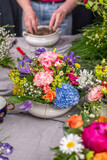 Fototapeta Kwiaty - Gesteck aus frischen Blumen in einer Schale aus Keramik, Pfingstrose, Kamille, Margeriten, Clematis und Schleierkraut als Dekoration für den Tisch, Blumengesteck 