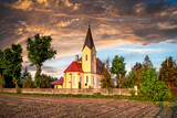 Fototapeta Krajobraz - wiejski kościół w polu na skraju wsi