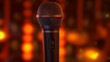 Mikrofon auf der Bühne mit unscharfem Hintergrund, Retro Mikro mit klassischem Klangcharakter, ai generativ