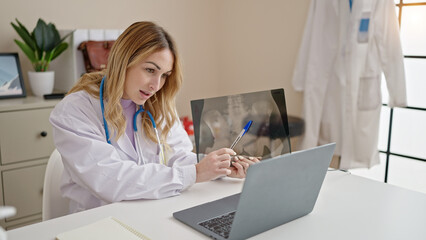 Poster - Young beautiful hispanic woman doctor having video call showing xray at clinic