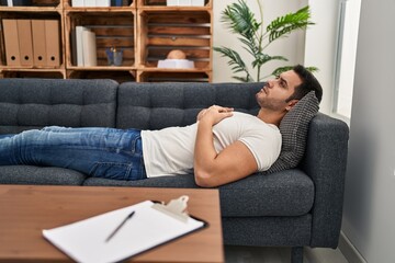 Sticker - Young hispanic man stressed having mental therapy lying on sofa at psychology center