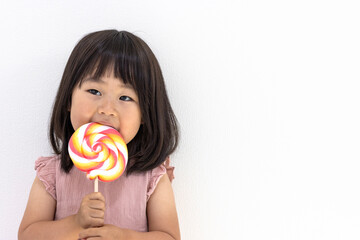 ペロペロキャンディを食べる女の子（日本人、2歳11か月）