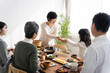 © arc image gallery - 食卓を囲む日本人三世代家族
