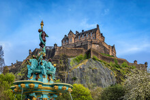 UK, Scotland, Edinburgh, Ross Fountain In Front Of Edinburgh Castle