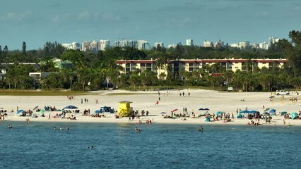 Canvas Print - Famous Siesta Key beach with soft white sand in Sarasota, USA. Many people enjoing vacation time bathing in warm gulf water and tanning under hot Florida sun