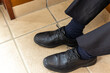 黒の革靴を履いたスーツ姿の男性