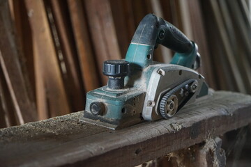 Carpenter's electric wood planer machine