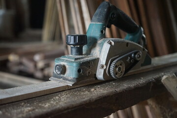 Carpenter's electric wood planer machine