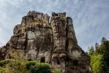 Felsen im Wald vor blauem Himmel