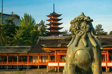 広島 夏の夕日に照らされた厳島神社の狛犬と五重塔