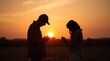 Casal Orando Juntos Em Lindo Por Do Sol, Amor E Oração, Fé Cristã Em Jesus Cristo 