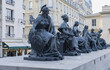 Sculptures des six continents du Monde à l'extérieur du musée d'Orsay à Paris
