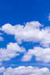 fondo de cielo azul real con nubes blancas en un día claro