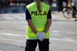 Policjantka ruchu drogowego w białych rękawiczkach kieruje ruchem drogowym w mieście.