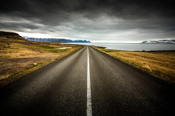 Canvas Print - Beautiful road in the incredible landscapes of Iceland