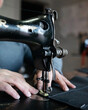 manos cosiendo en una maquina de coser antigua