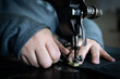 manos trabajando en una maquina de coser antigua