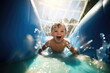 ein Baby planscht im blauen aufblasbaren Schwimmbecken