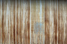 畑の物置き小屋の錆びたトタン壁