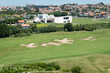 Vista parcial sobre a cidade de Bidart com um campo de golfe à frente no País Basco, França