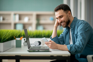 Aufkleber - Smiling Male Employee Using Smartphone At Workplace In Office