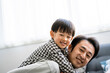 © arc image gallery - 父親に甘える日本人の男の子