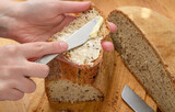 Fototapeta  - Robić kanapki, masło na nożu kuchennym, smarować chleb