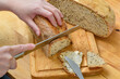 Domowy chleb na zakwasie żytnim krojony na śniadanie na desce 