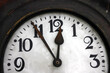 Uhr mit altem Ziffernblatt zeigt 5 vor 12