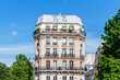 © Angel - Façade d’un immeuble parisien en pierres