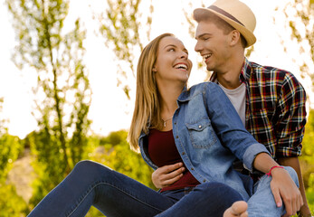 Canvas Print - Portrait of a happy young couple enjoying a day in the park together