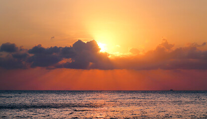 Poster - Photo wonderful beautiful sunset on the sea island