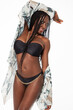 Sexy Afrikanerin in schwarzem Bikini