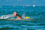 atletas nadando em natação de águas abertas no oceano  no verão