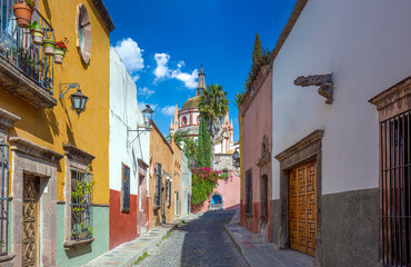 Wall Mural - Mexico, Colorful buildings and streets of San Miguel de Allende in historic city center.