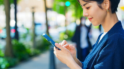 Poster - 街中でスマホを使う女性
