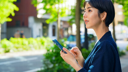 Poster - 街中でスマホを使う女性